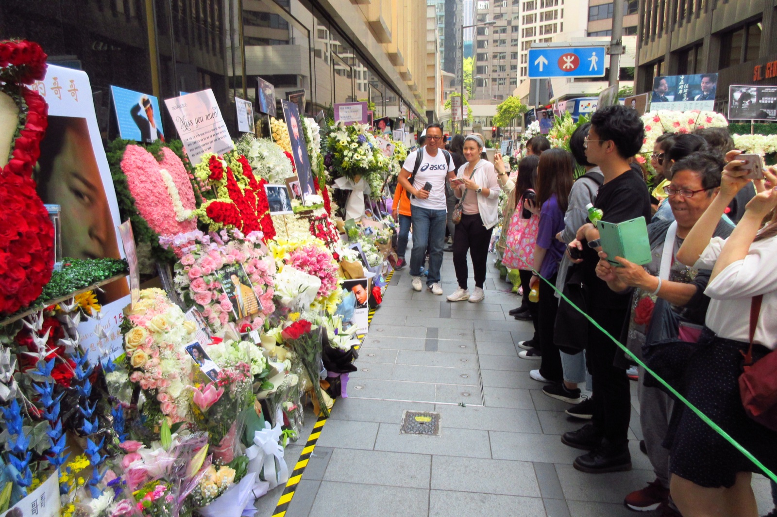 张国荣歌迷在香港文华东方酒店外摆放的纪念鲜花